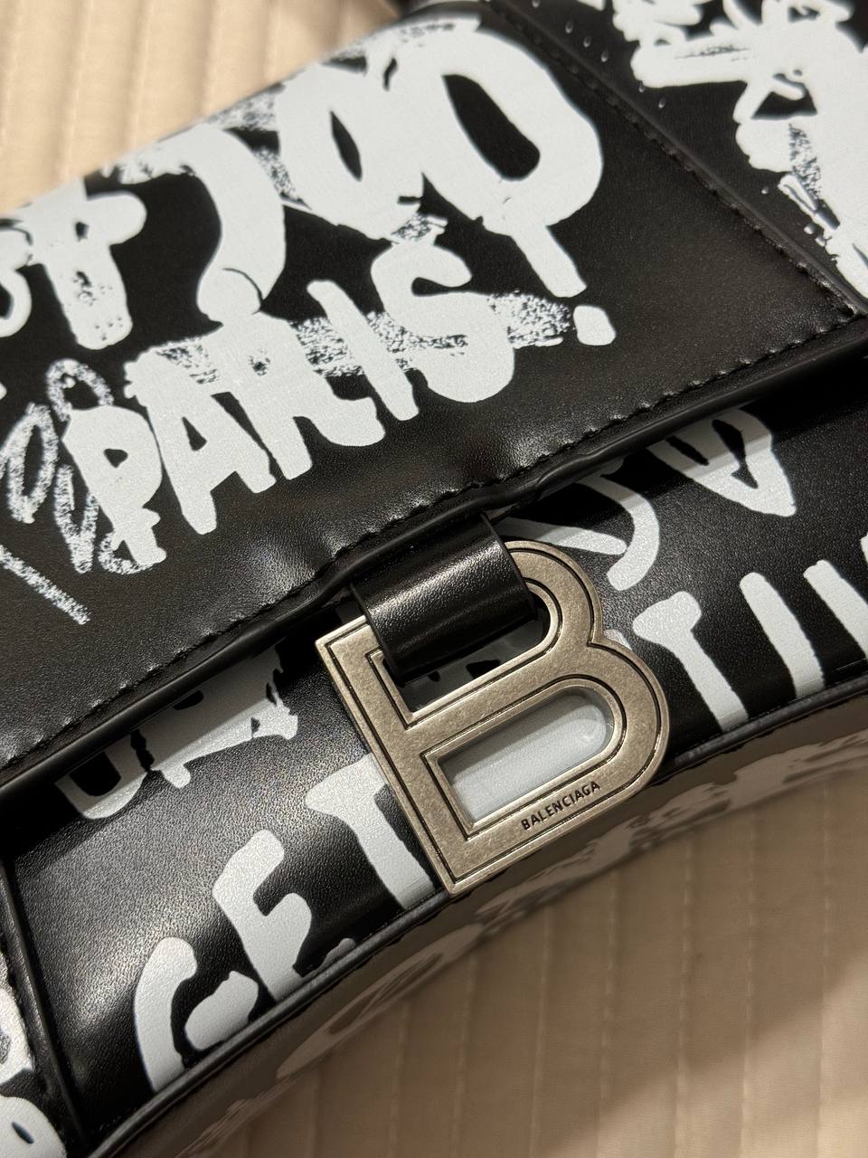 Balenciaga Hourglass Small Handbag Graffiti in Black - 6