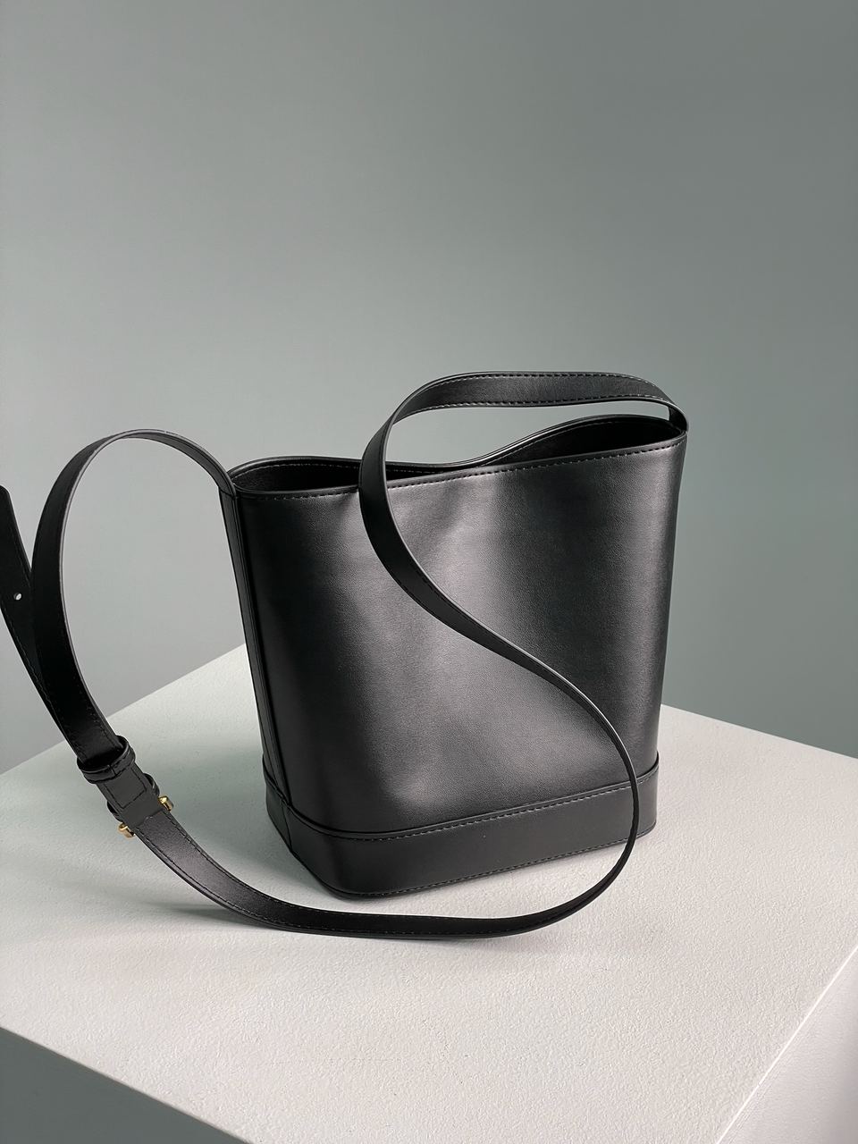 Celine Small Bucket Cuir Triomphe In Smooth Calfskin Tan Black - 16