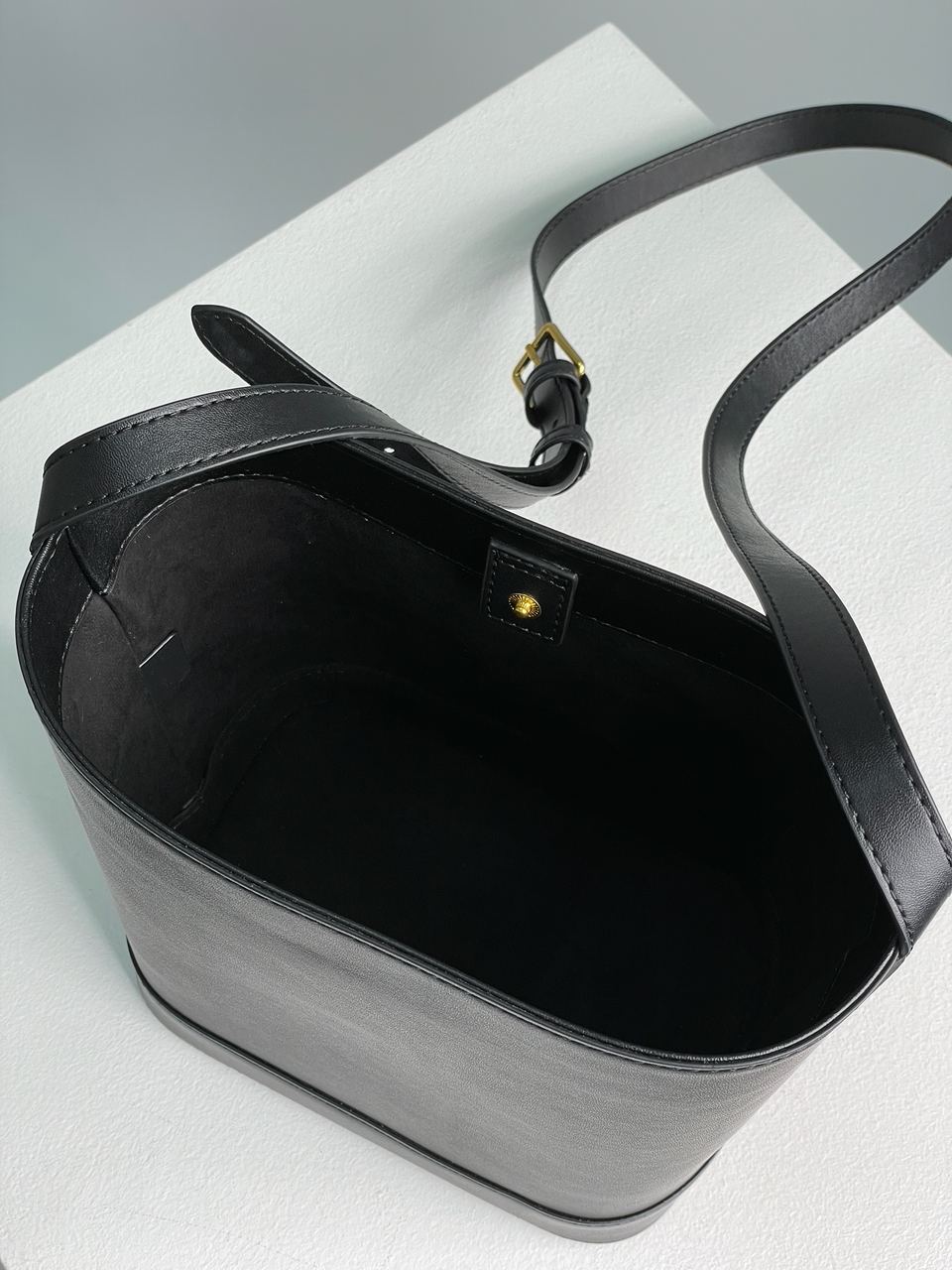 Celine Small Bucket Cuir Triomphe In Smooth Calfskin Tan Black - 21