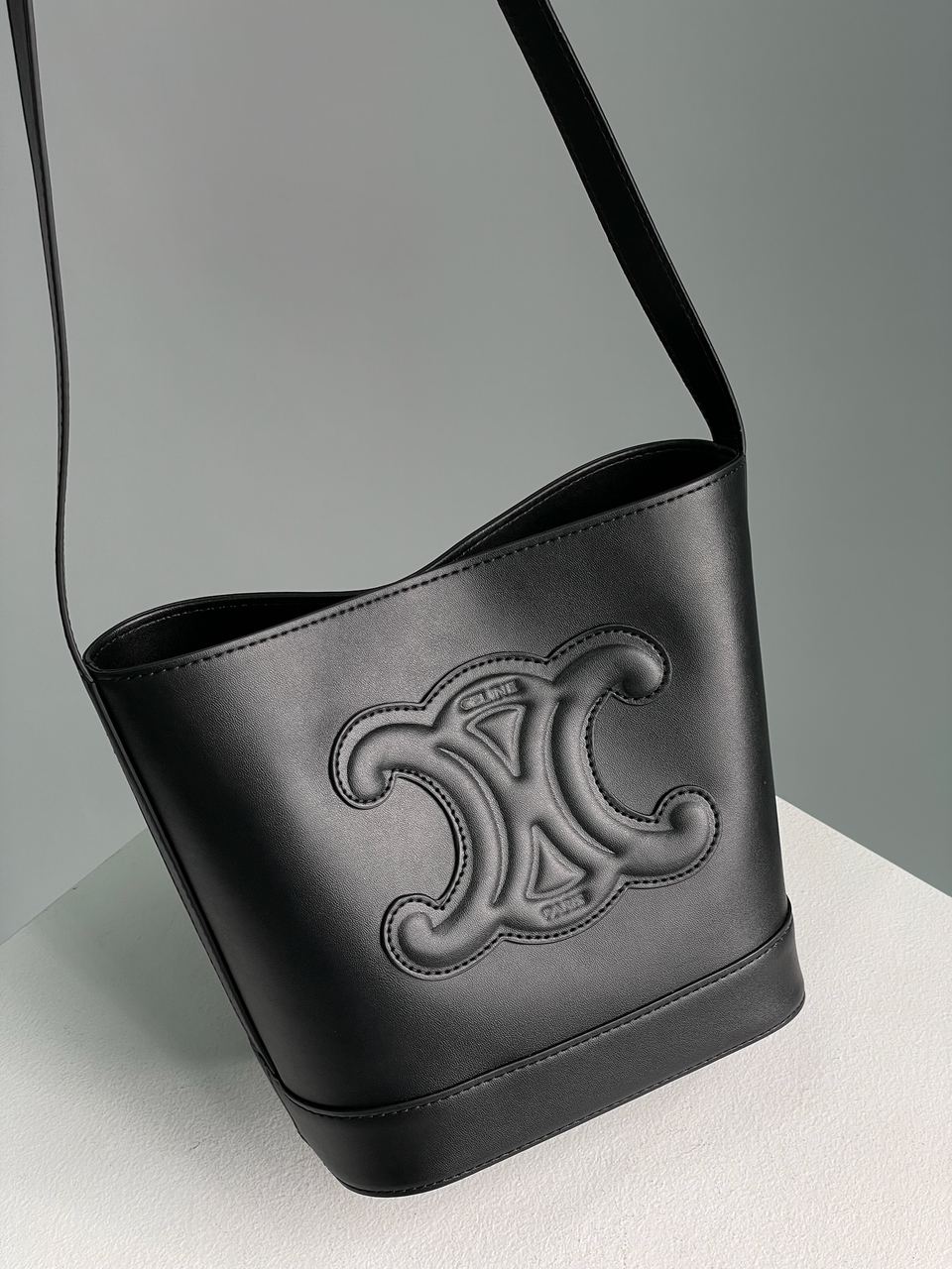 Celine Small Bucket Cuir Triomphe In Smooth Calfskin Tan Black - 6