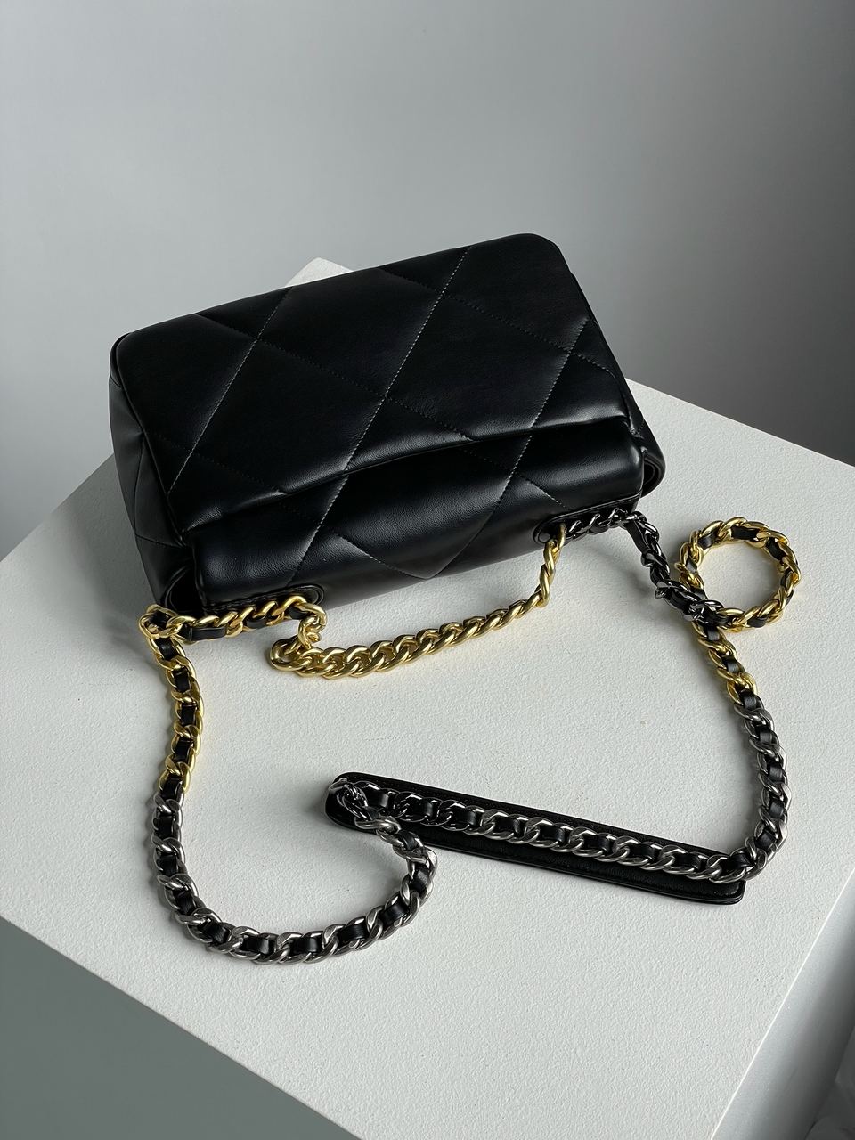 Chanel 19 Large Handbag Black/Gold - 8