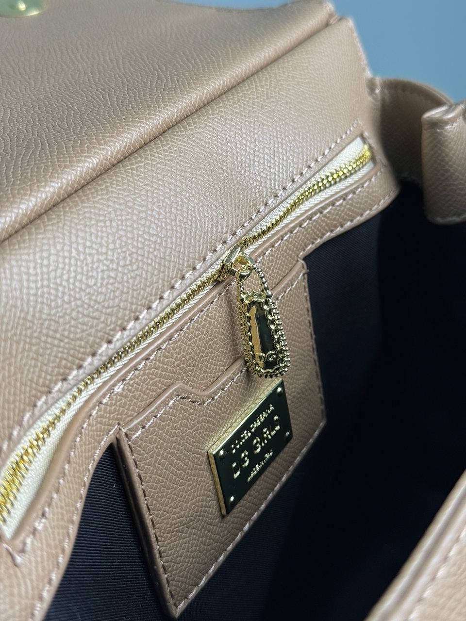 Dolce&amp;Gabbana Sicily Medium Elongated Beige - 25