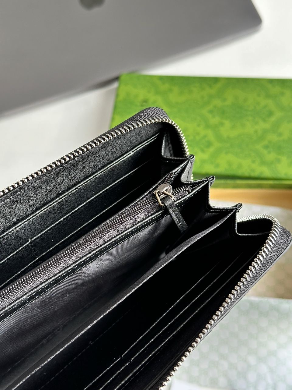 Gucci Wallet Black Embossed Leather - 9