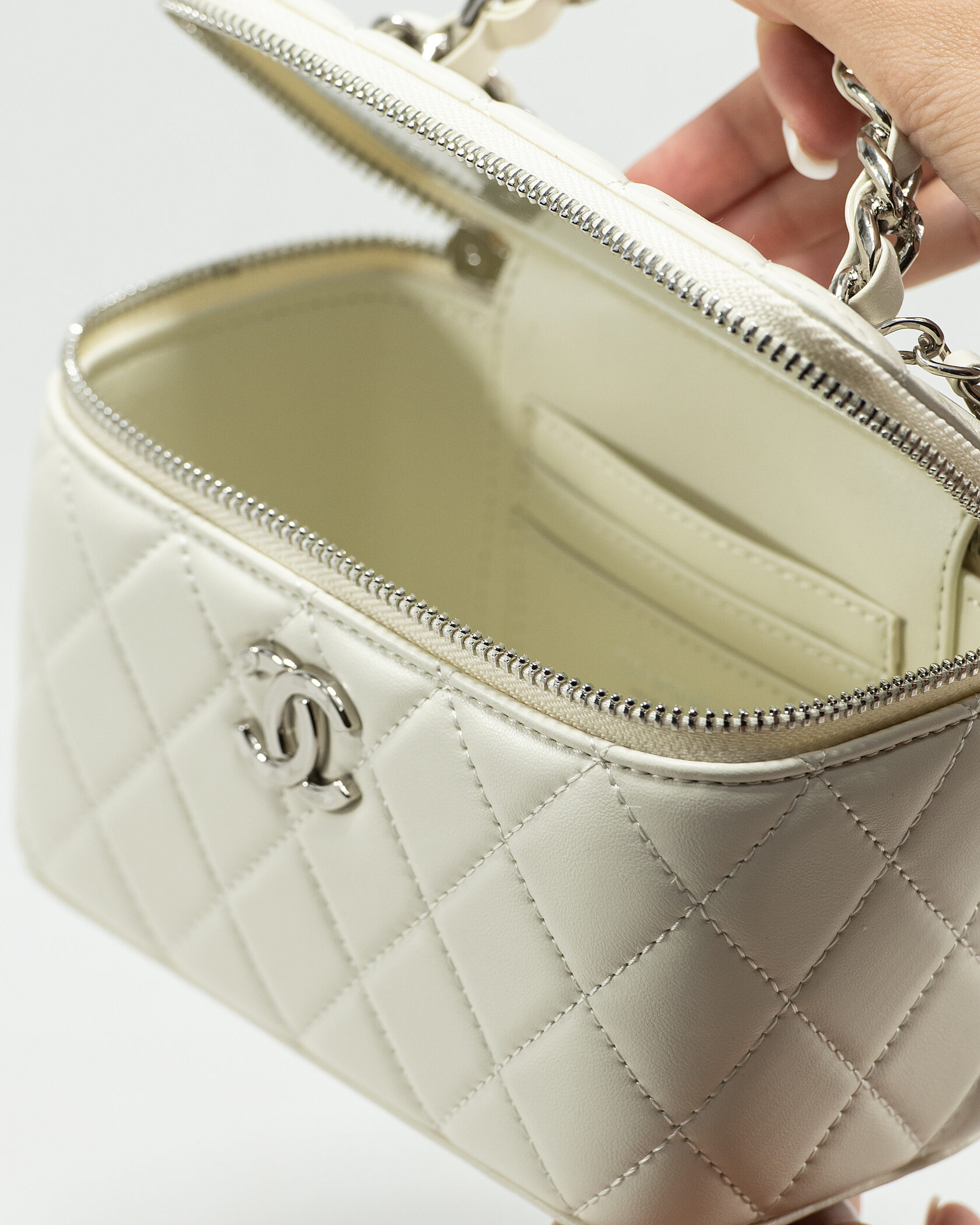 hanel Classic Milk Lambskin Pearl Crush Vanity Bag Silver - 12