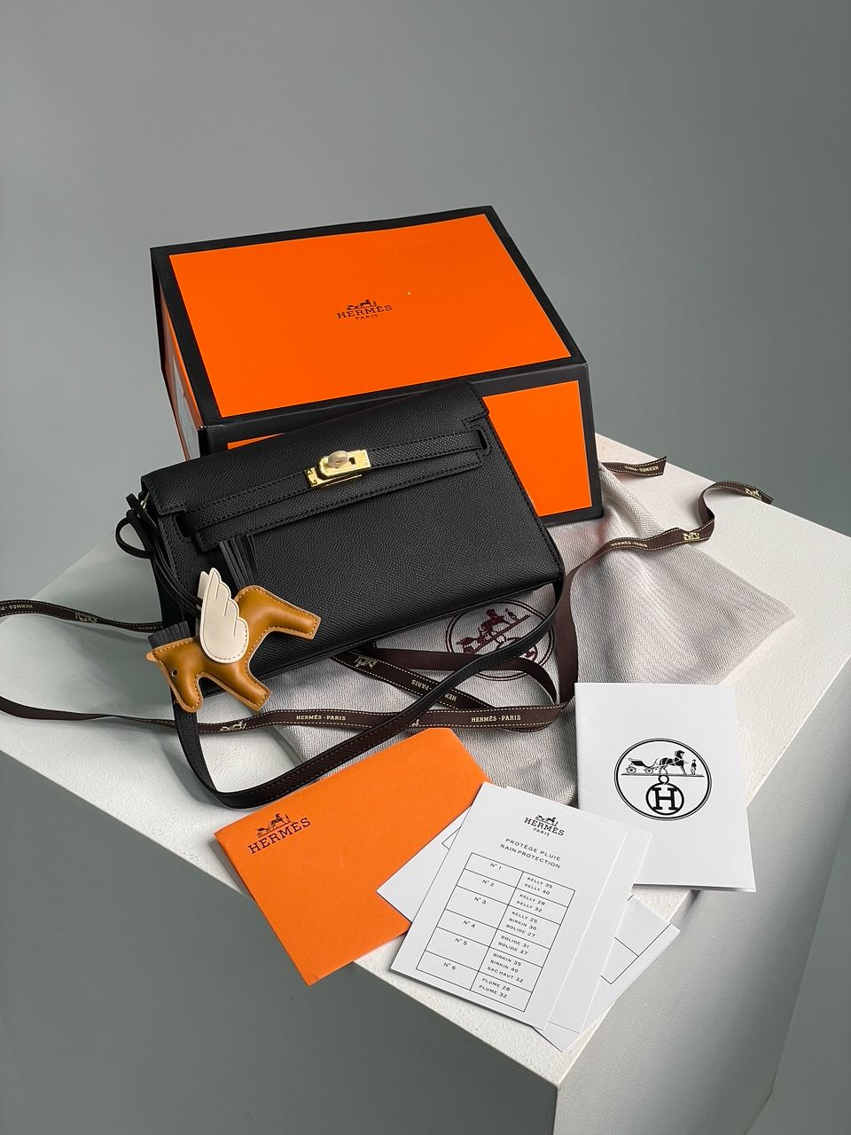 Hermes Kelly Pochette Black/Gold - 2