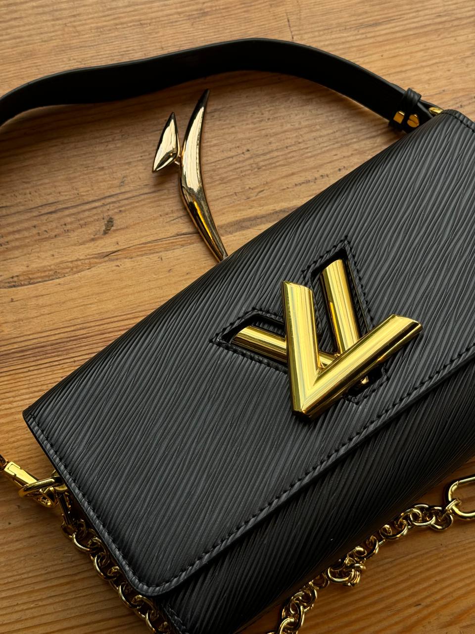 Louis Vitton Twist West Pochette in grained Epi leather In Black - 2