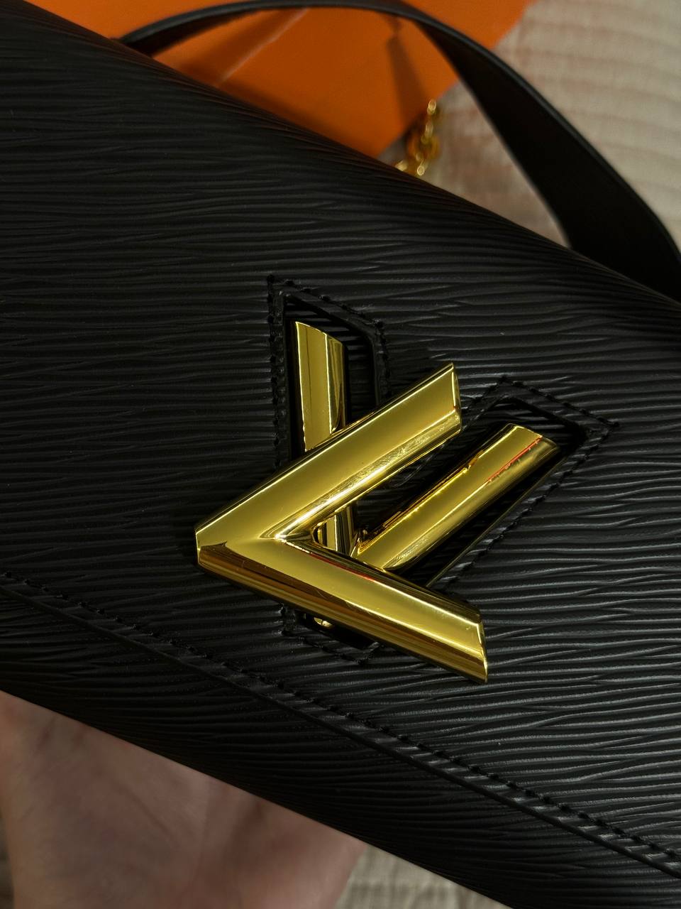 Louis Vitton Twist West Pochette in grained Epi leather In Black - 6