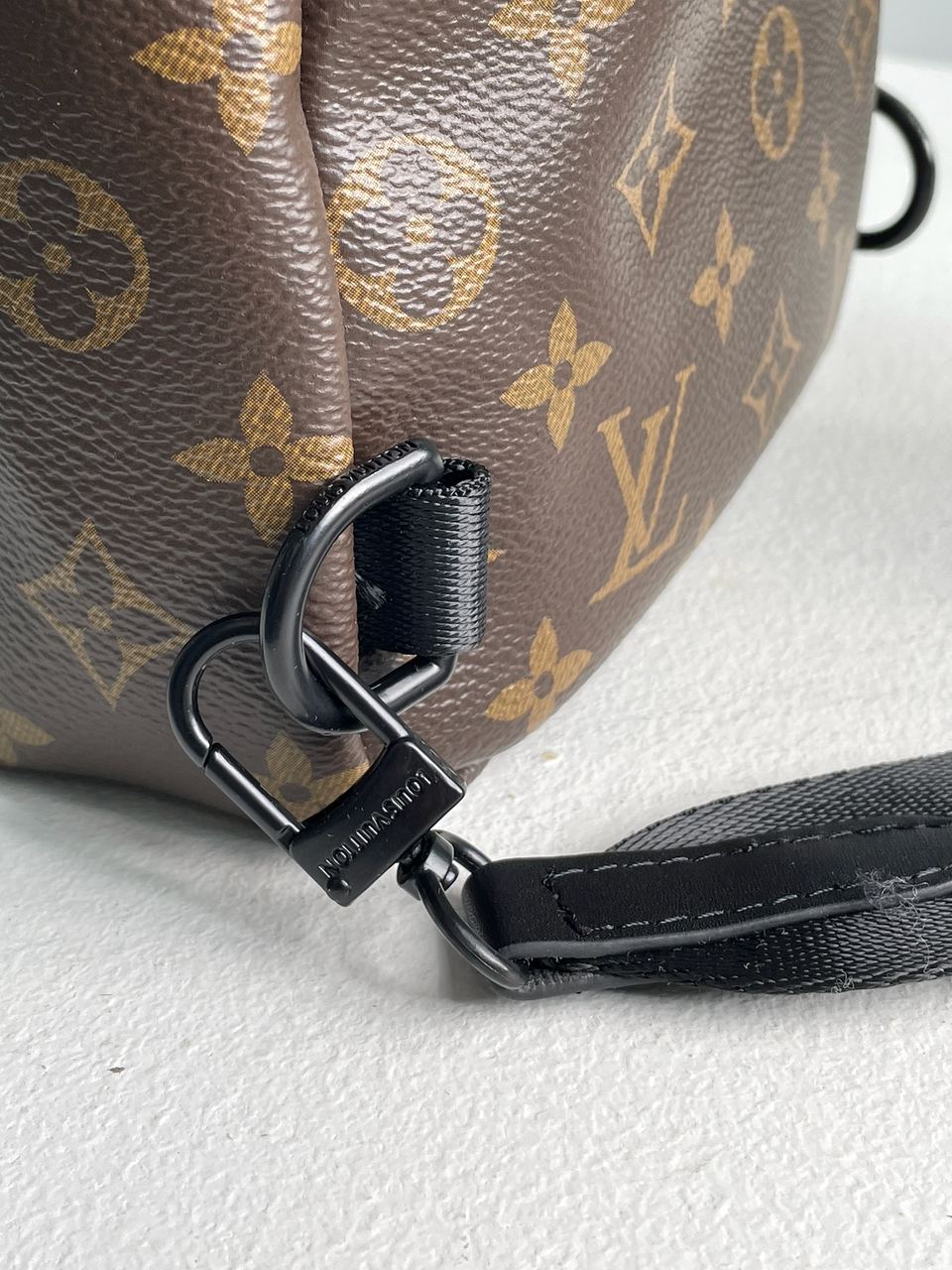 Louis Vuitton Avenue Slingbag Brown - 14