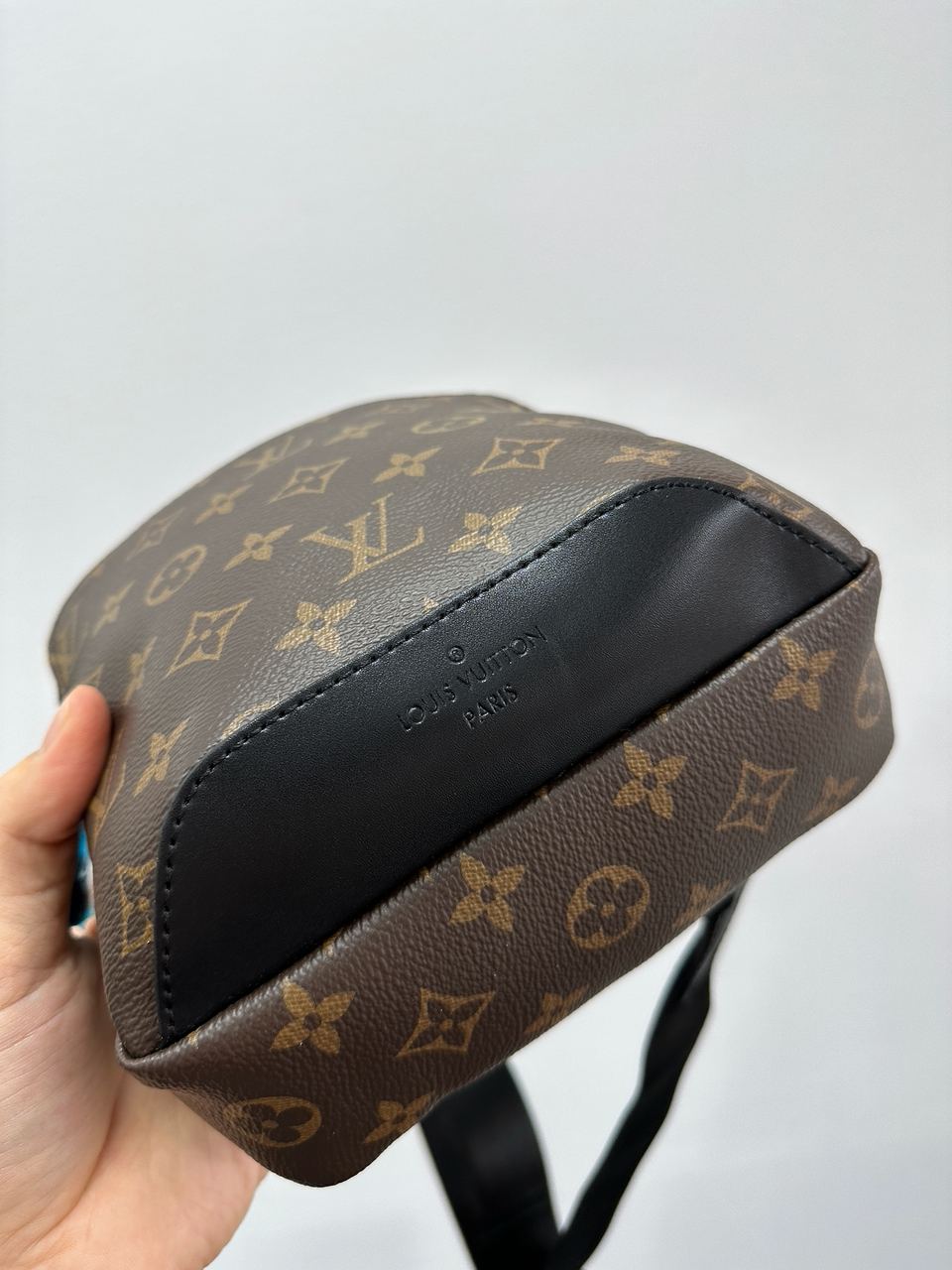 Louis Vuitton Avenue Slingbag Brown - 16