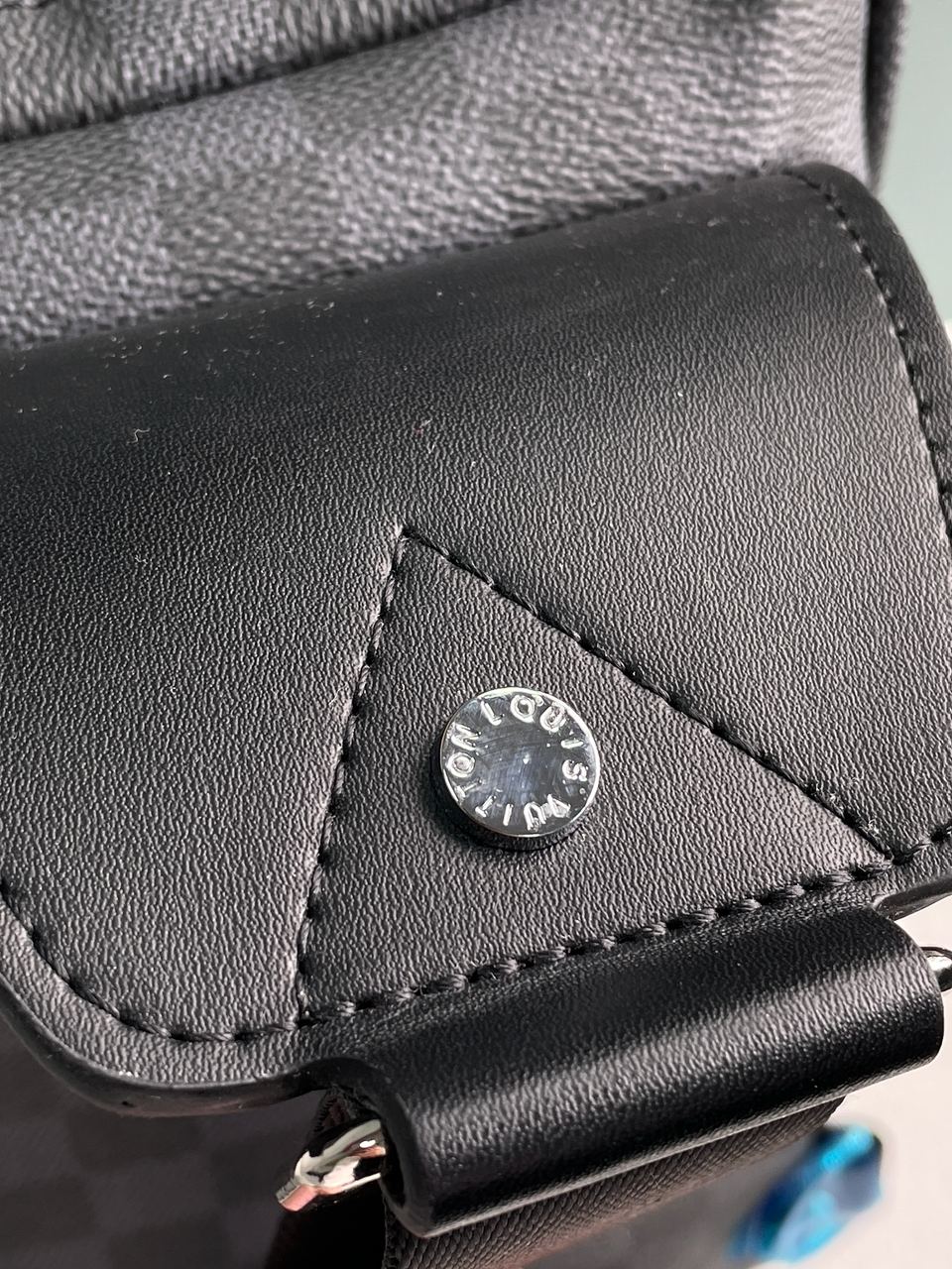Louis Vuitton Avenue Slingbag Grey - 13