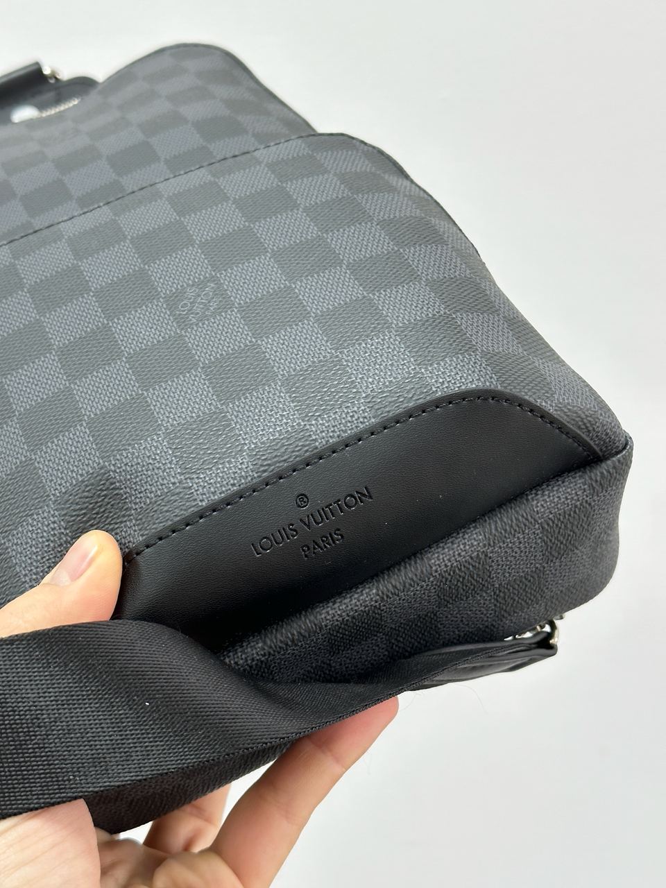 Louis Vuitton Avenue Slingbag Grey - 15