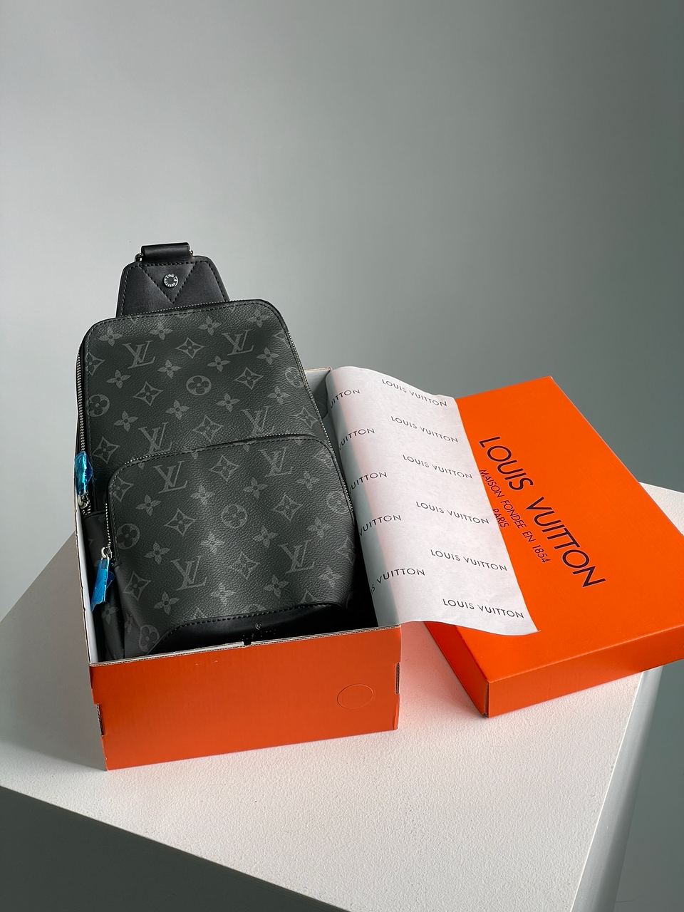 Louis Vuitton Avenue Slingbag Grey - 2