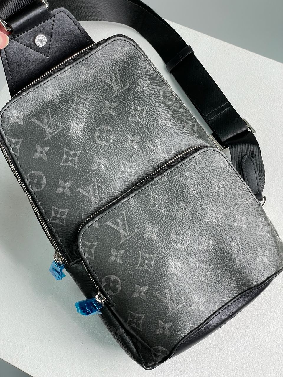Louis Vuitton Avenue Slingbag Grey - 6