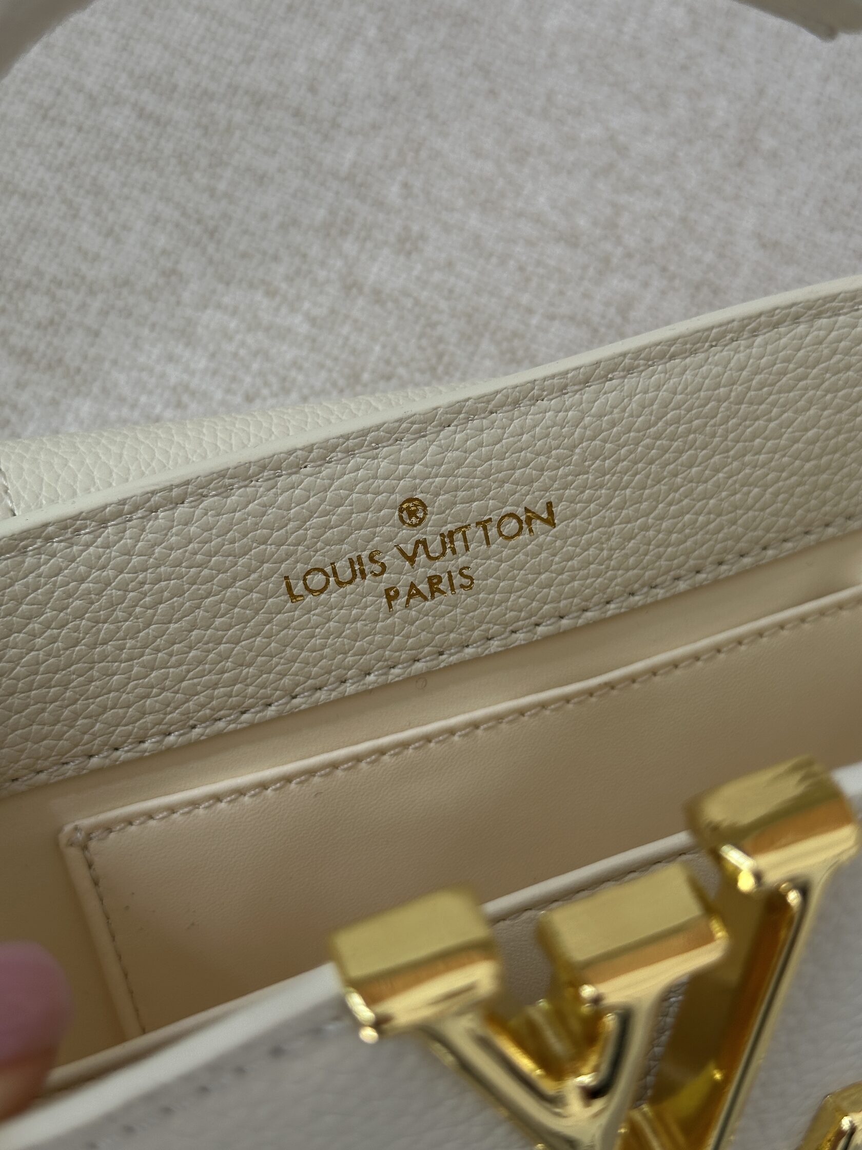 Louis Vuitton Capucines Mini White/Gold - 18