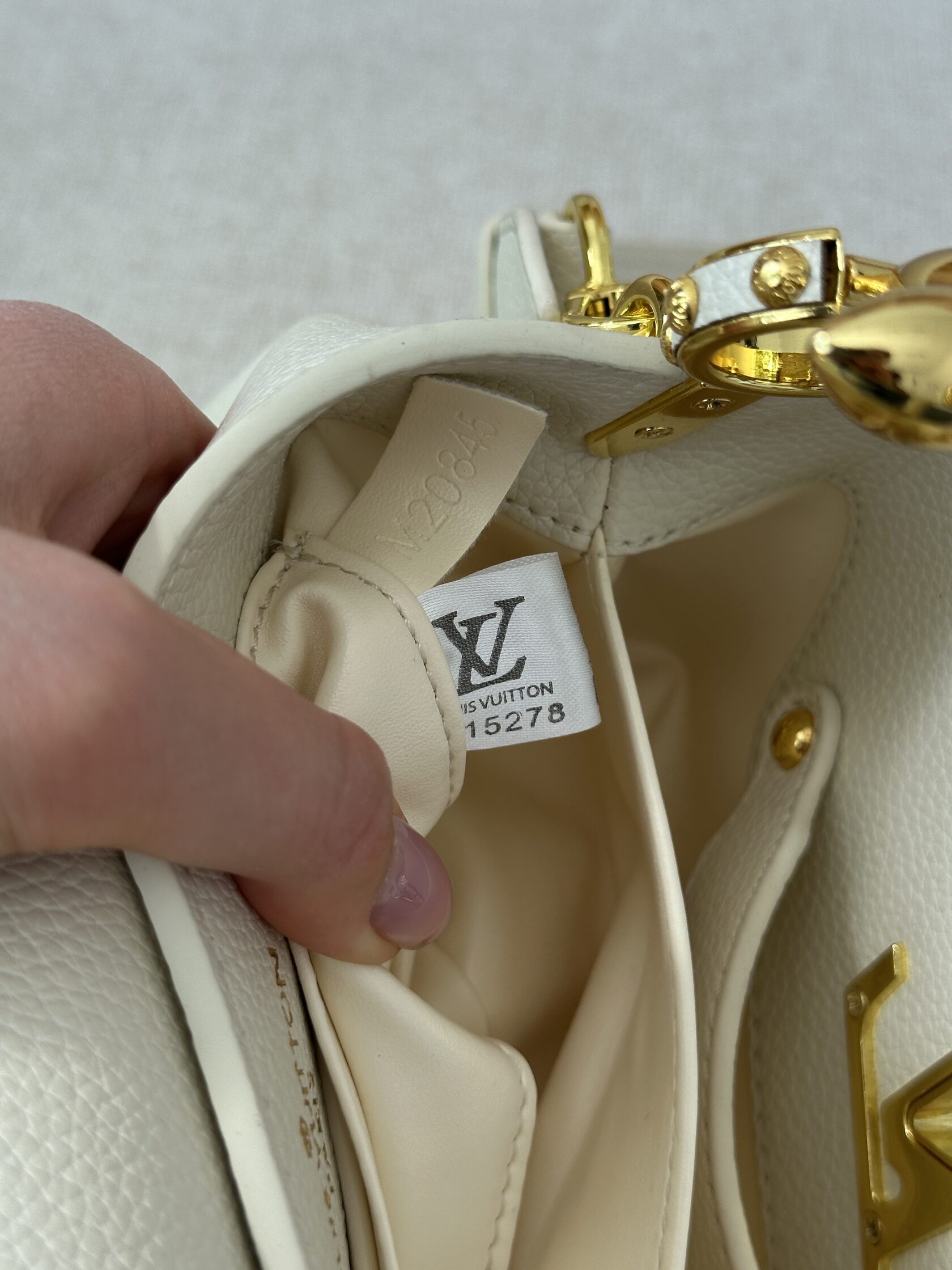 Louis Vuitton Capucines Mini White/Gold - 19