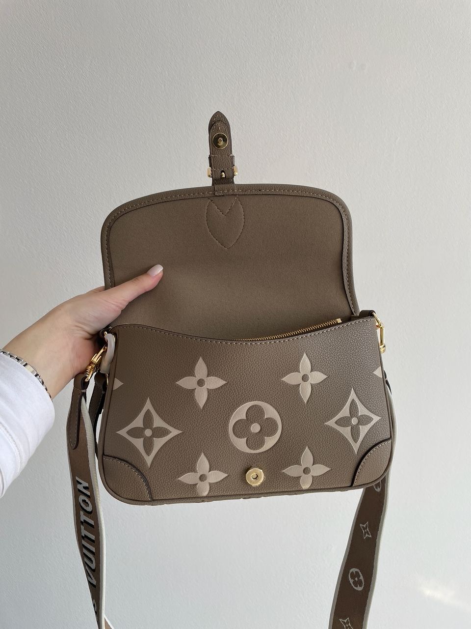 Louis Vuitton Diane Monogram Empreinte Leather Tourterelle / Creme - 21