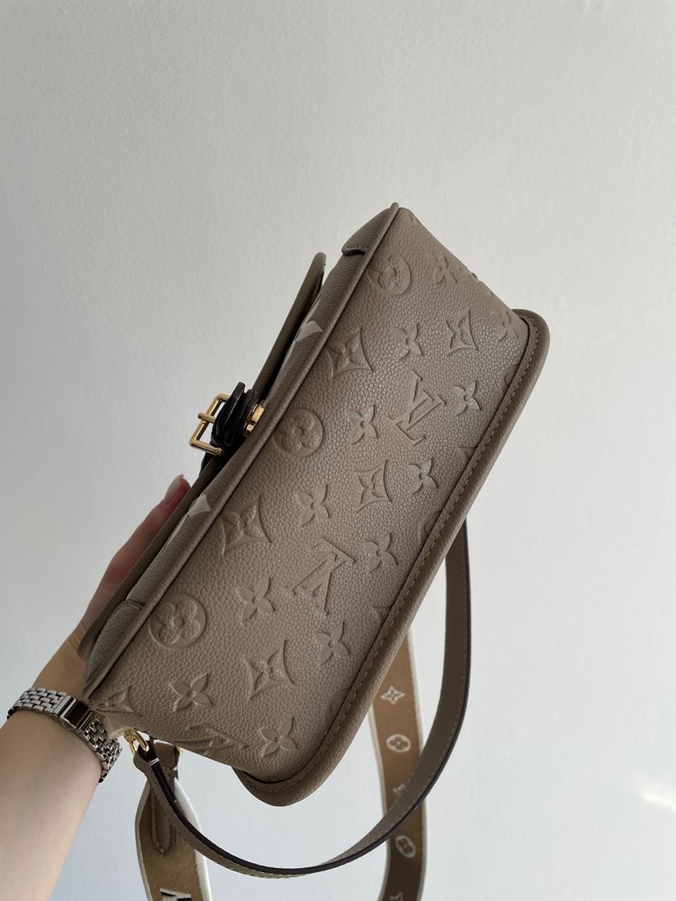 Louis Vuitton Diane Monogram Empreinte Leather Tourterelle / Creme - 23