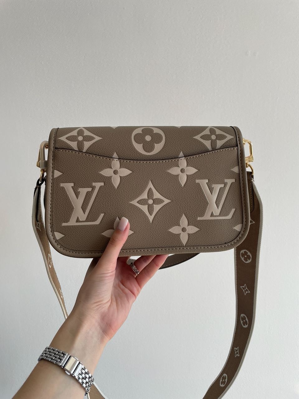 Louis Vuitton Diane Monogram Empreinte Leather Tourterelle / Creme - 24