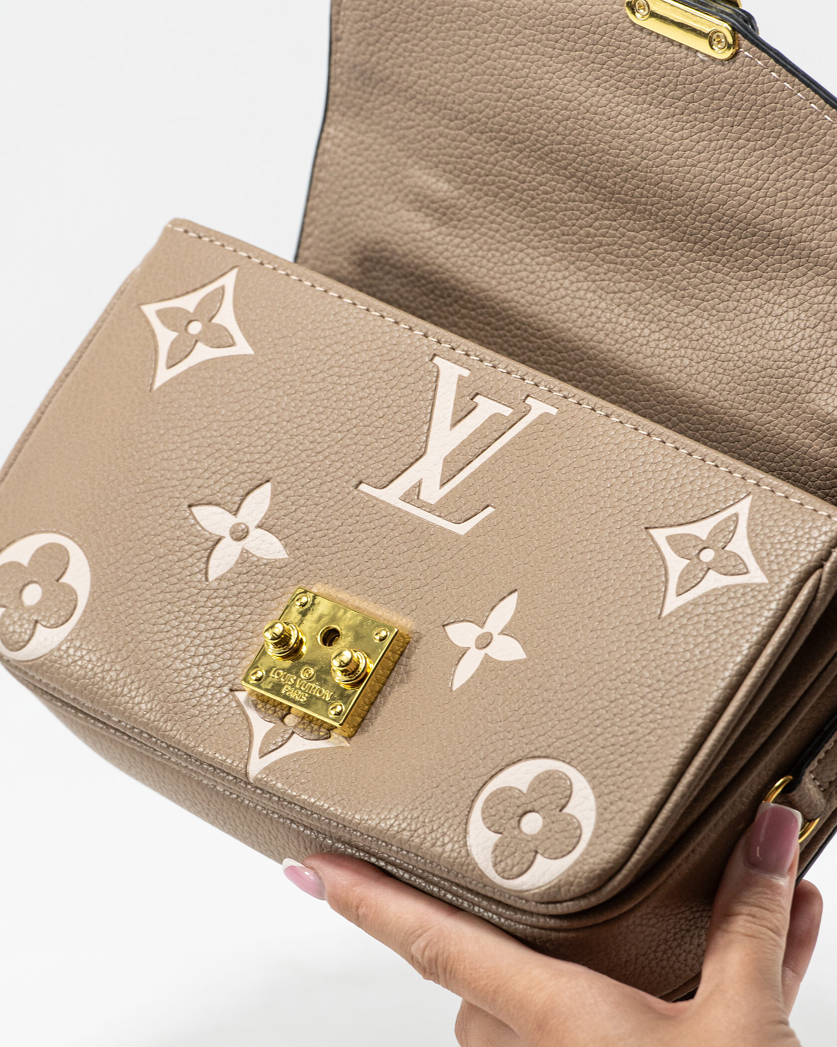 Louis Vuitton Pochette Métis East West Bag Beige - 13