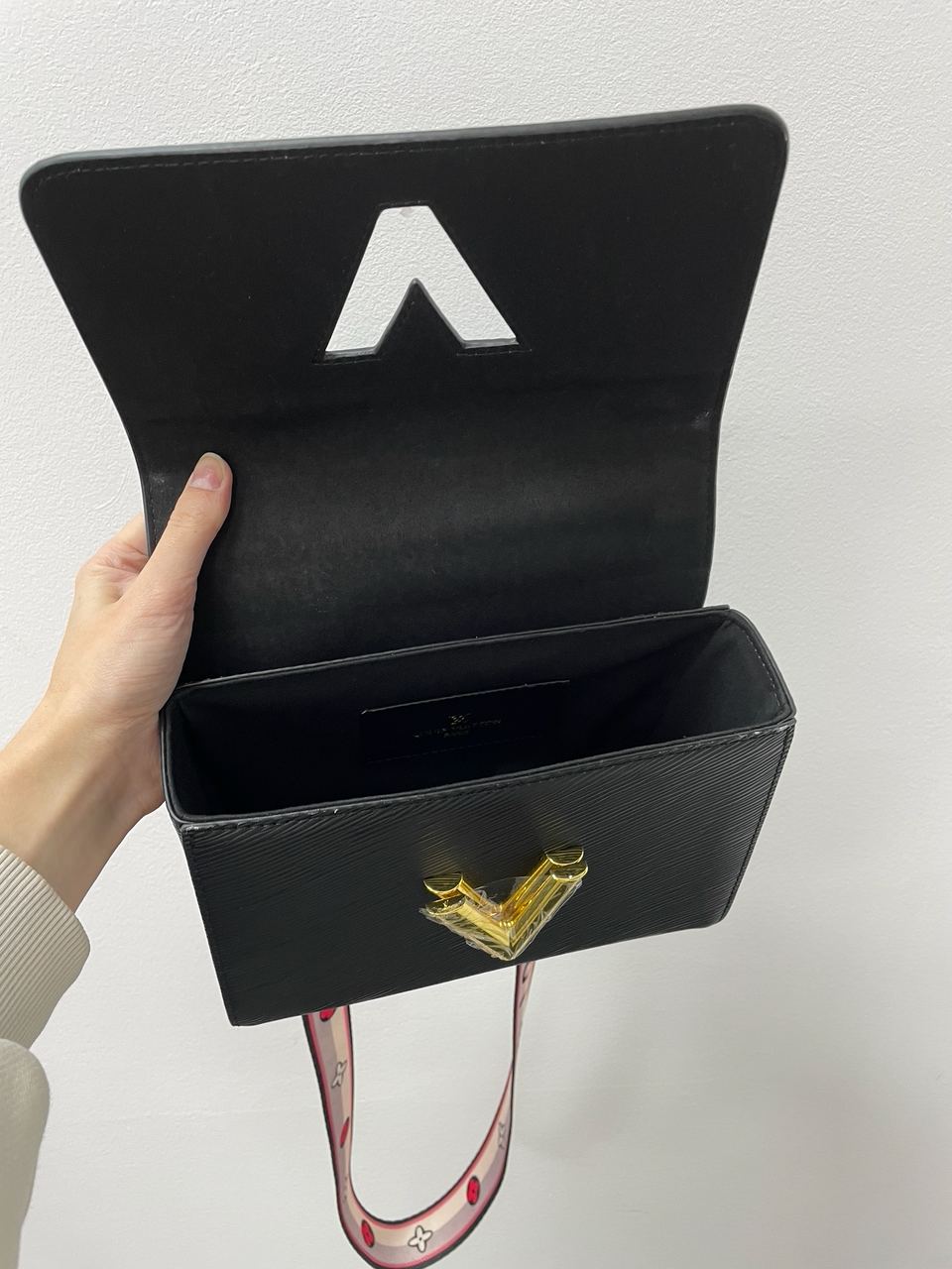 Louis Vuitton Twist MM Bag Black/Gold - 13