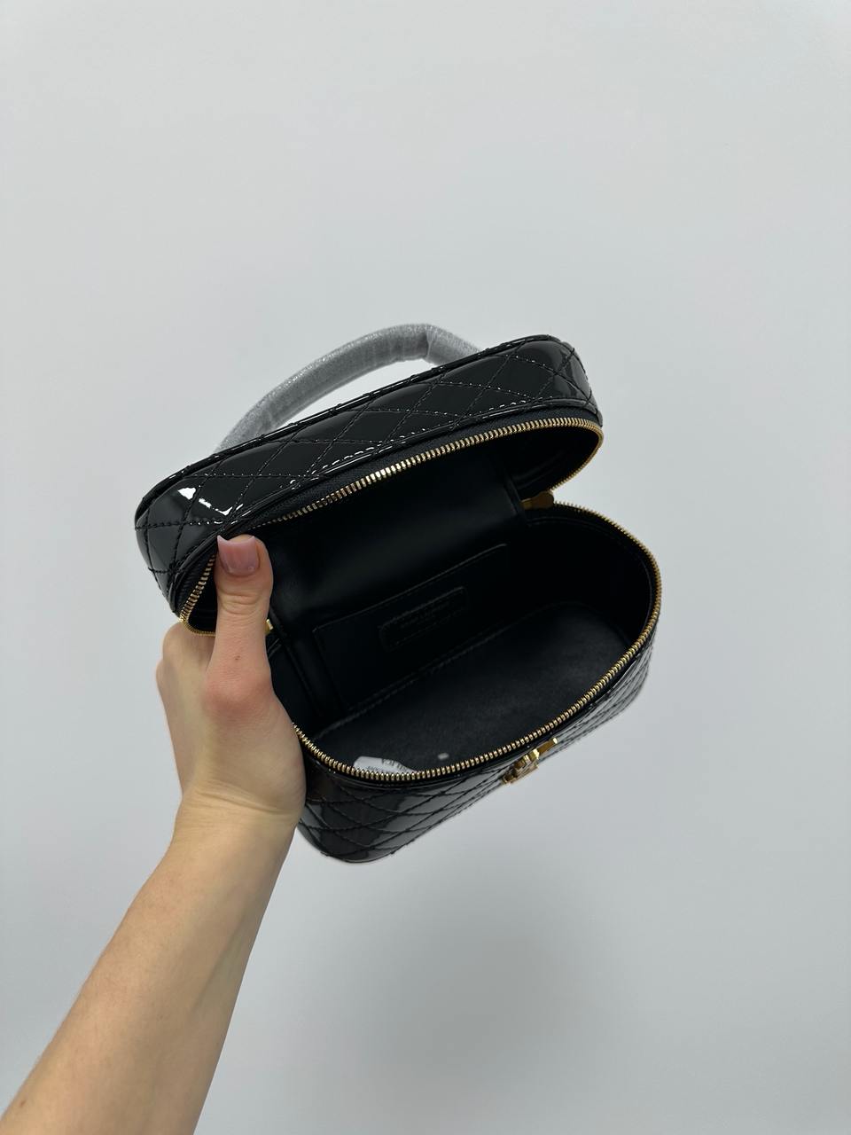 Saint Laurent Gaby Vanity Lacquered Leather Shoulder Bag Black - 11