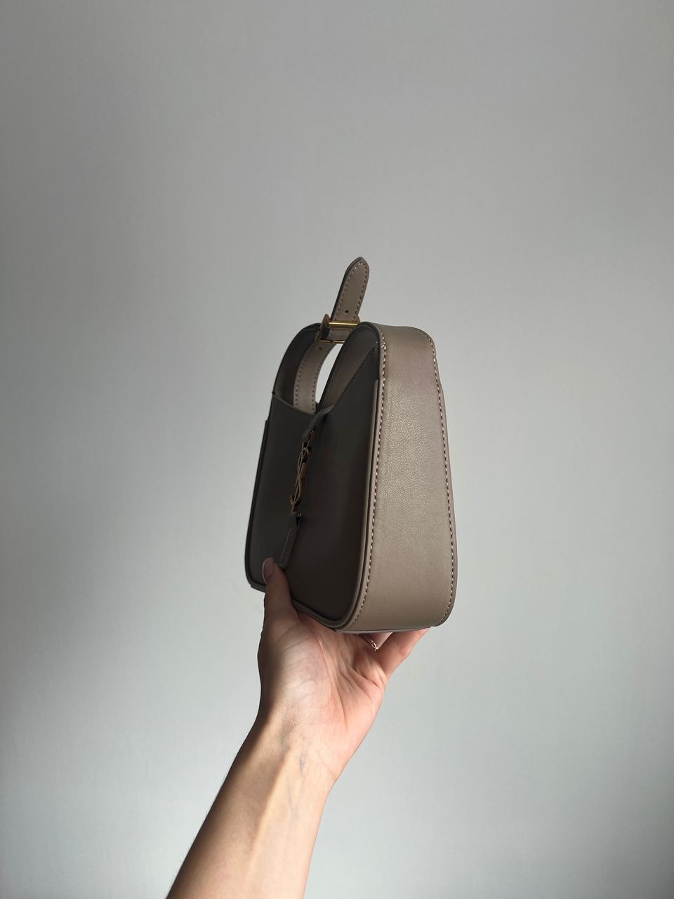 Saint Laurent Hobo Le 5 A 7 Leather Shoulder Bag in Beige/Gold - 4