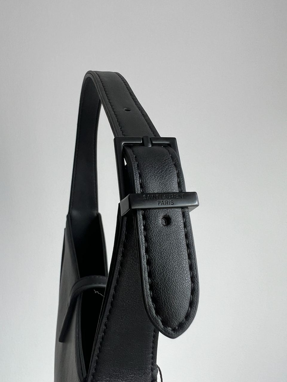 Saint Laurent Hobo Le 5 A 7 Leather Shoulder Bag in Black/Black - 6