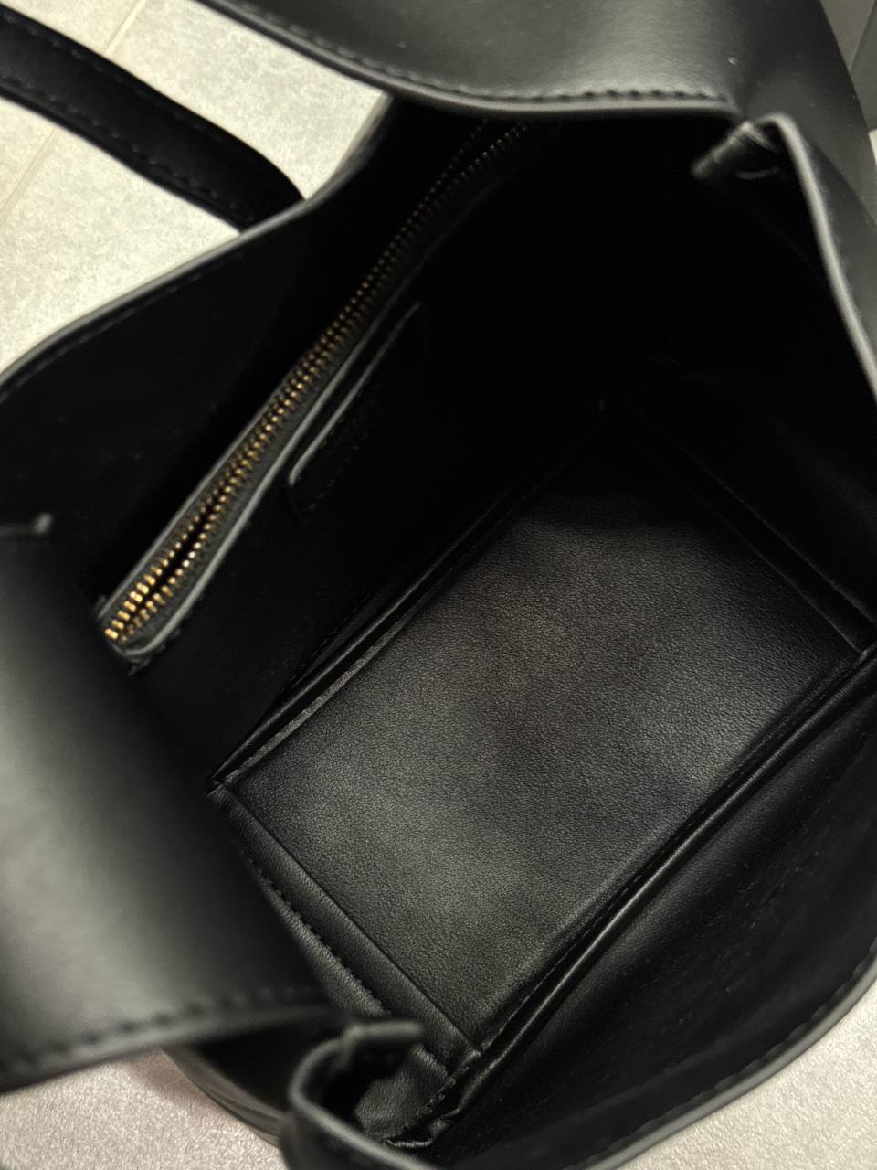 Saint Laurent Le 5 à 7 Hobo Bag In Black - 4