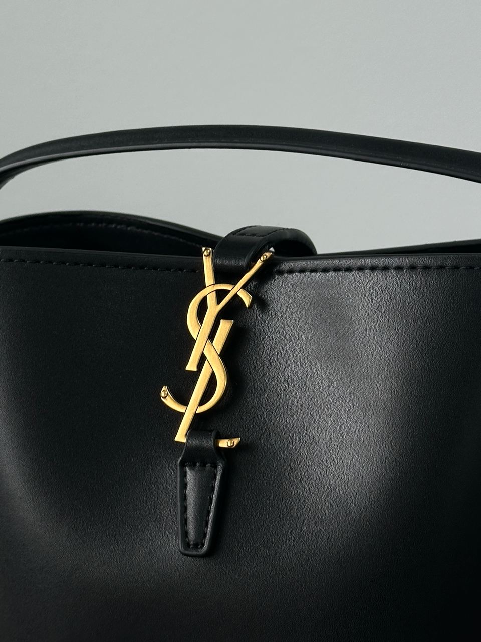 Saint Laurent Medium Le 37 Shiny Leather Bucket Bag Black - 6