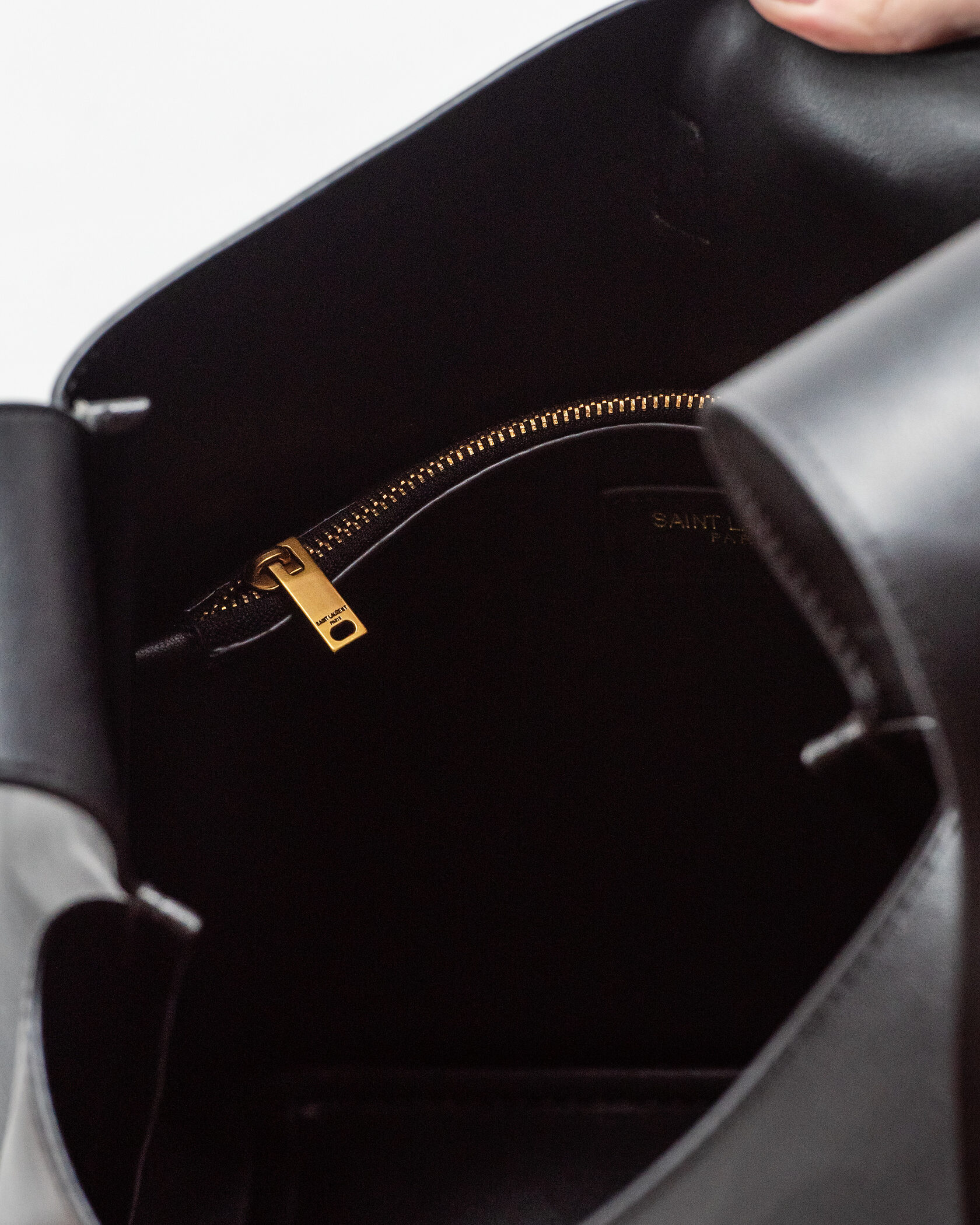 Yves Saint Lauren LE 5 À 7 supple large in grained leather - 10