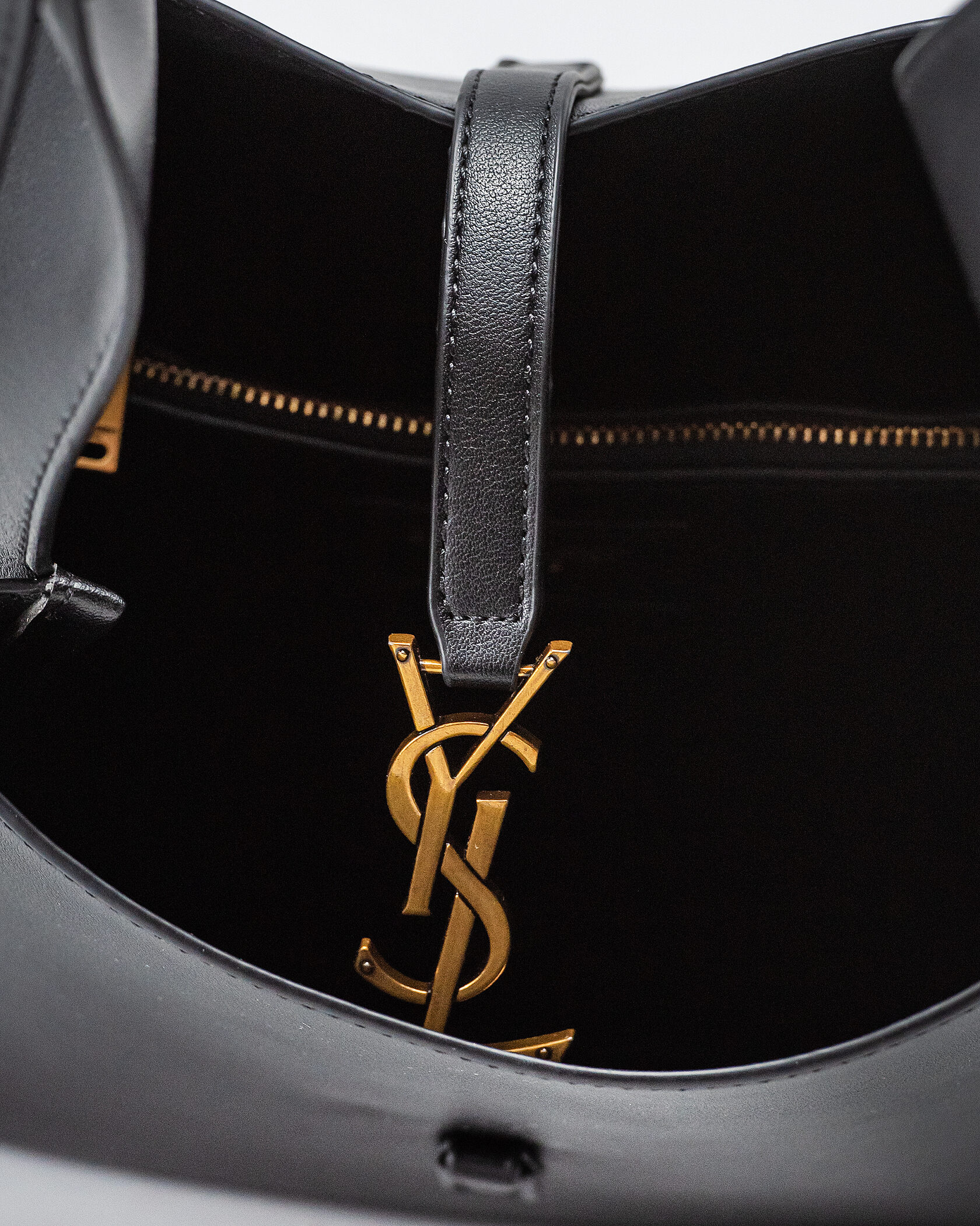 Yves Saint Lauren LE 5 À 7 supple small in grained leather - 12